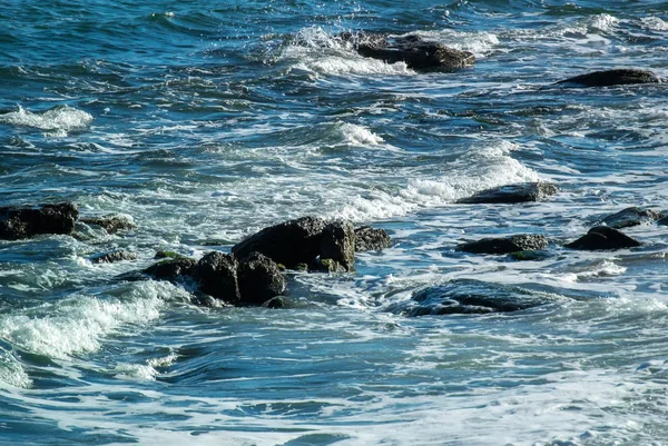 Zdjęcie Morze Którym Fale Załamujące Złamać Kamienie — Zdjęcie stockowe