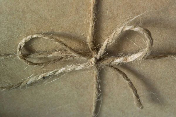 꼬기의 매듭의 상자에 Kraft — 스톡 사진