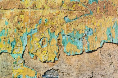 Eski duvar parçası sıva kısmen zaman ve hava koşulları etkisi altında ufalanmış farklı renklerde birçok katmanları ile