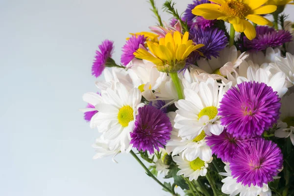 Ein Fragment Eines Straußes Schöner Heller Blumen Auf Hellem Hintergrund — Stockfoto