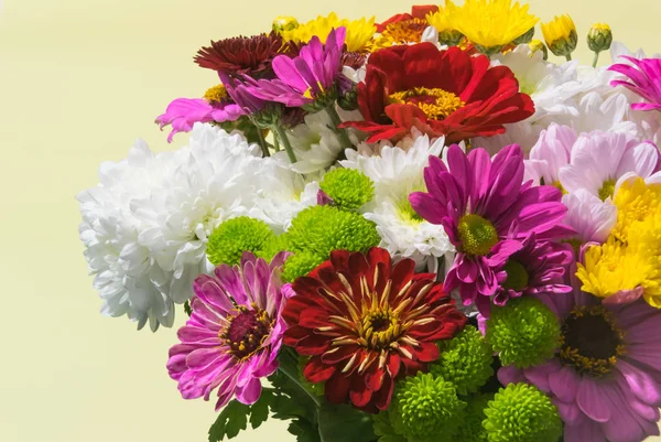 Fragmento Ramo Flores Hermosas Multicolores Brillantes Sobre Fondo Amarillo Claro — Foto de Stock