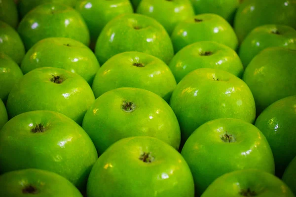 Een Close Foto Van Groene Appels Netjes Aangelegd Teller Van — Stockfoto