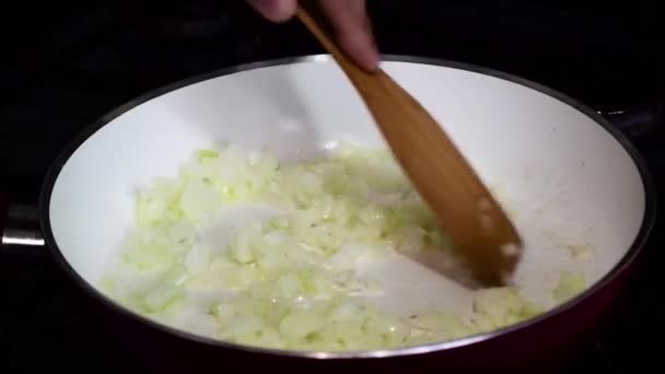 Cebolla Picada Frita Una Superficie Blanca Sartén Con Aceite Revuelva — Vídeos de Stock