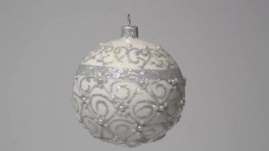 Noel ağacı oyuncak döner ve hafif bir arka plan üzerinde parlıyor