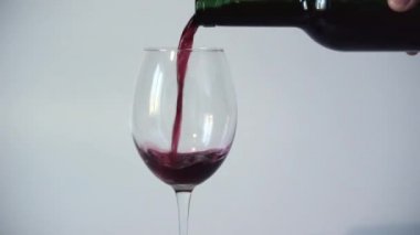  Şarap, bir şişeden şeffaf boş bir cama dökülür. Close. Yavaş hareket videosu