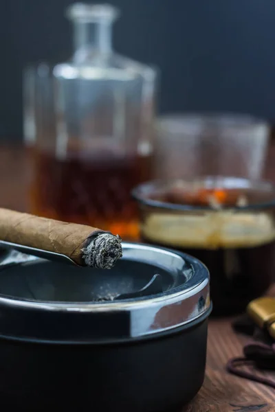 Pyrande Cigarr Liggande Askfat Bakgrunden Defokusering Mugg Med Svart Smaksatt — Stockfoto