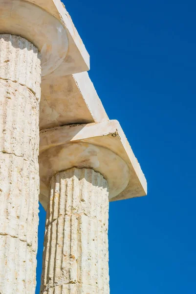 Vertikális Fotó Utánzat Modell Formájában Antik Ősi Oszlopok Háttérben Egy — Stock Fotó