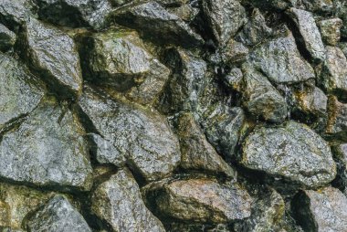 Suyun aktığı büyük kesilmemiş taşlar