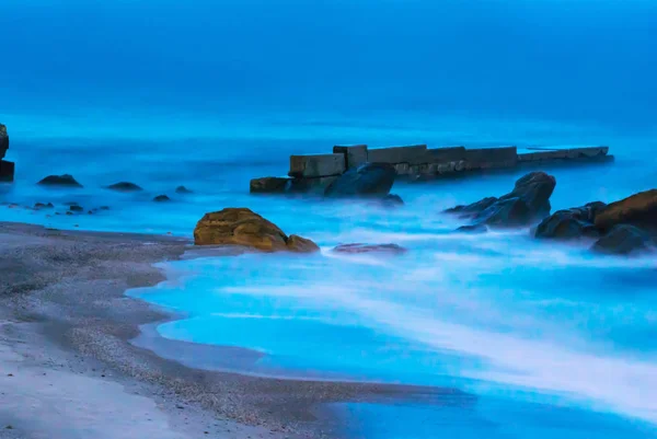 Foto Praia Noturna Nevoeiro Com Longa Exposição — Fotografia de Stock