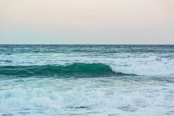 Zdjęcie Fal Morskich Pianki Morskiej Zachodzie Słońca Dnia Tle Jasnego — Zdjęcie stockowe