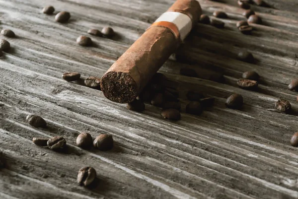 Handrullade Cigarr Lägger Gammal Trä Texturerat Bord Täckt Med Rostade — Stockfoto