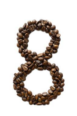 Bir basamak 8 beyaz bir arka planda kavrulmuş kokulu kahve çekirdekleri dışarı koydu