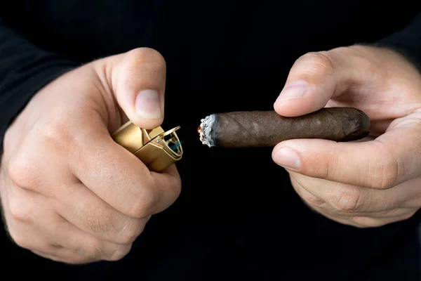 Mäns Händer Mörk Bakgrund Tända Pyrande Cigarr Med Tändare — Stockfoto