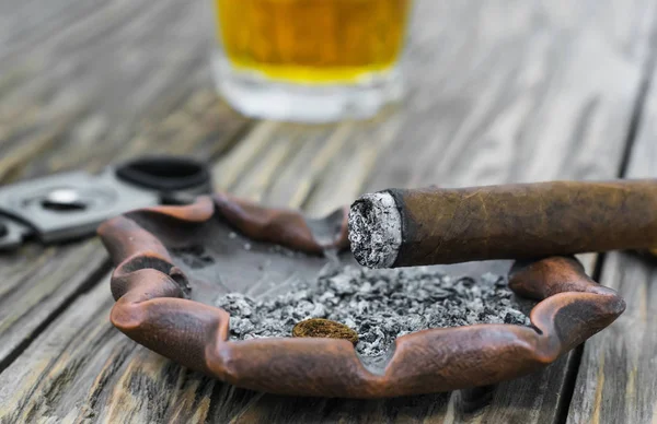 Ett Gammalt Träbord Ligger Glödande Cigarr Ett Askfat Bakgrunden Defocused — Stockfoto