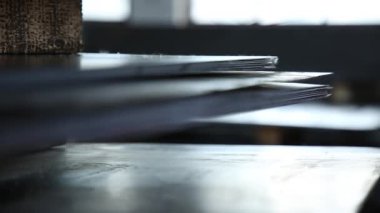 Sac bir yığın tarafından konur. Yönlendirmesi ile kaldırılır. Sayfaları bölümünde kaldırılır. Renk yaprak çelik.