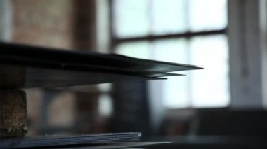Metal yaprak yığınları tarafından konur. Bu yolculuk aşağı üstten tarafından kaldırılır. Sayfaları bölümünde kaldırılır. Renk yaprak çelik.