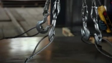 Vinç kanca dükkanda. Bir el çalışanın ikinci plan üzerinde. Denetim Masası vinç görülür. Renk paneli sarı.