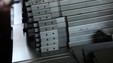 Kasanın metal ayrıntıları. Bir yığın tarafından konur. Yakın çekim. Yolculuk uzunlamasına uzun.