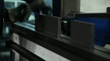 Güvenli ayrıntılar. Kasa imalatı için hazırlıklar. Üretim odası. Doğal aydınlatma.