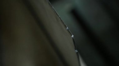 Metal yaprak. Bir görünüm bölümünde. Yakın çekim. Metal renk.