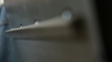 Güvenli duvar parçası. Kaynaklı köşe. Ayrıntılar resim olmadan. Kaynak izleri görülebilir. Yakın çekim.