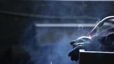 Elektrik güvenli kaynak. Kıvılcımlar. Çalışma odası. Doğal aydınlatma.