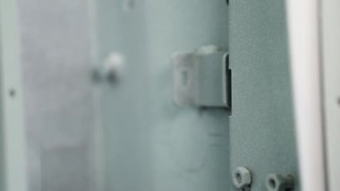 Güvenli kilitleme mekanizması bölümleri. Form toplandı. Bir açıyla kaldırılır. Boyanır. Doğal ışık kapatın.