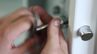 İşçi figürlü bir anahtar bir somun güvenli kilitleme mekanizması içinde katlanmış. Yakın çekim. Yakın çekim. •Tüm aksesuarlarý ve metal renk anahtar. Bir atış güvenli kilitleme tak görülür.