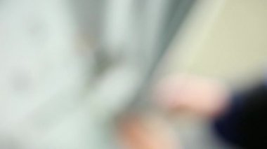 İşçi güvenli kilitleme mekanizması ayarlar. Ayrıntılar düzeltir. Rondelalar civatalar kaldırır. Kilitleme mekanizması metal bir kademede düzeltir. Doğal aydınlatma.