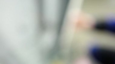 Çalışan bir güvenli Kapı kilitleme tak yükler. Yönlendirmesi ile kaldırılır.