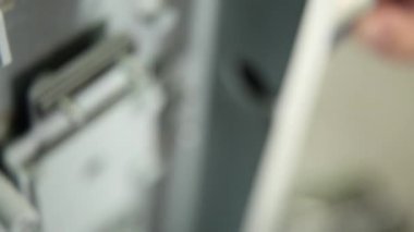 Çalışan bir güvenli Kapı kilitleme tak yükler. Yönlendirmesi ile kaldırılır.