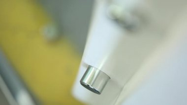 Güvenli bir kapı inşa edilir kilitleme fişler. Metal renkli fişler. Kapıyı bir sonu yüzüne görülür. Yukarıdan çekim.