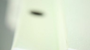 Bir metal profil delik. Yuvarlak formu. Yönlendirmesi ile kaldırılır. Büyük atış.