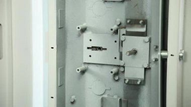 Güvenli kilitleme mekanizması denetleyin. Mekanizması açılış kapanış için kontrol edilir. Büyük atış.