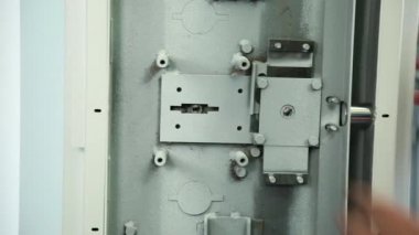 Güvenli kilitleme mekanizması denetleyin. Mekanizması açılış kapanış için kontrol edilir. Büyük atış.