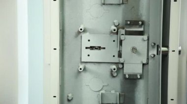 Güvenli kilitleme mekanizması denetleyin. Mekanizması açılış kapanış için kontrol edilir. Büyük atış.