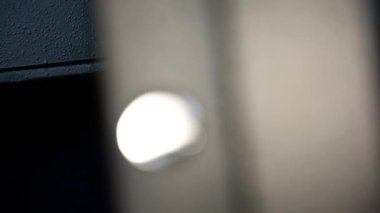 Güvenli kilitleme tak. Fişi zaten birleştirilmiş kasada kaldırılır. Güvenli siyah rengi. Prefocus kaldırılır.