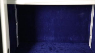 Kasanın iç kısmında bir bakış. Hücrenin özel kadife gibi yumuşak malzeme ile kaplıdır. Kısmen görünür kasanın dış bir parçası.