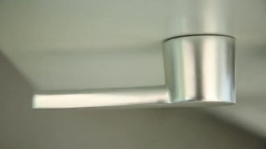 Kasanın açılması için metal tanıtıcısı. Kolu çelik rengi. Bu büyük ölçüde kaldırılır. Doğal aydınlatma.