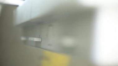 Kasa imalatı için hazırlık. Metal ürün. Dükkanı. Doğal aydınlatma.