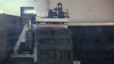 Makine metal kesme için operasyon yakın çekim alınır. Kesme işlemi görünür değil. Makine ayrıntılarda hareketi gösterilir.