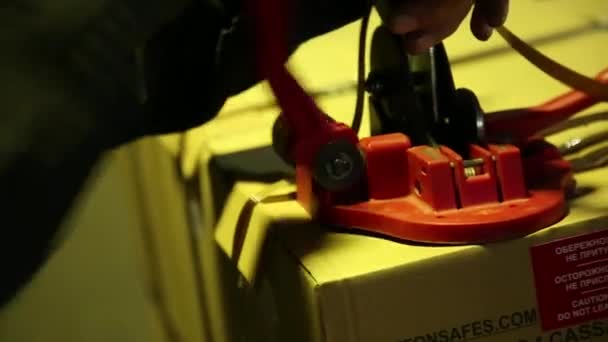 雇员关闭一个盒子一盒保护性塑料胶带 使用用于关闭磁带的特殊工具 — 图库视频影像