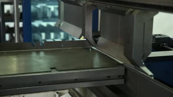 Moldeo Máquina Detalles Metálicos Empleado Trabaja Forma Detalle Lámina Metal — Vídeo de stock