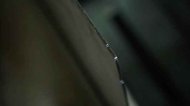 Feuille de métal. Un coup d'oeil en section. Ferme là. Couleur métal .