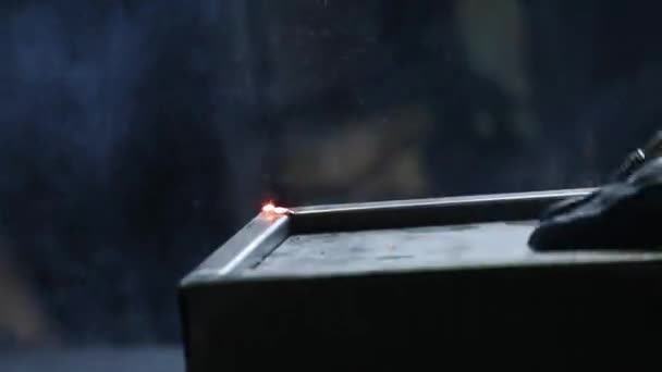 电气焊接的安全 火花飞 工作室 自然照明 — 图库视频影像