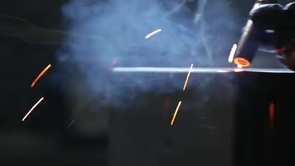 電気安全の溶接 火花が飛ぶ 作業部屋 自然な照明 — ストック動画