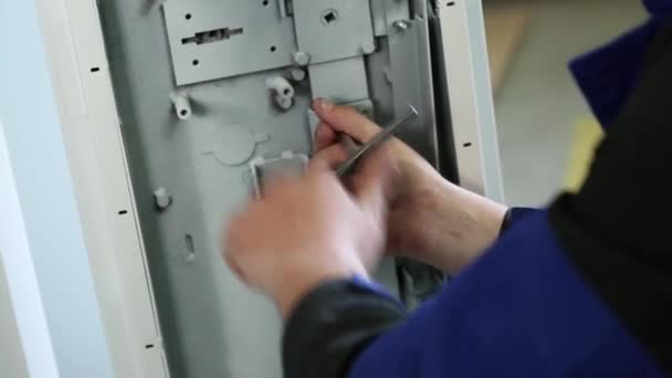工人一把螺母拧在保险柜的锁紧机构中 关门了关门了所有配件和金属颜色的关键 在射击安全的锁的插头是可看见的 — 图库视频影像