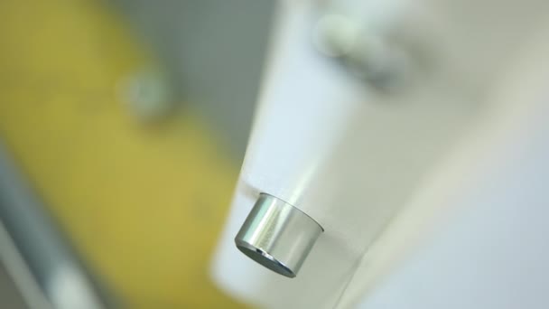 Die Verriegelungsdübel Die Einer Sicheren Tür Eingebaut Sind Stecker Metallfarbe — Stockvideo