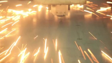 Otomatik makine kesme meşale metal keser. Kapıları kesmek ve bir kıvılcım hareketi görülebilir. Yakın çekim.