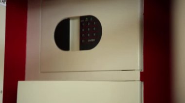 Kasanın ön panel. Bölümleri şifreli kilit ve kapı eklenen bir anahtar. Hareket çekim. Işık Masası. Yakın çekim.